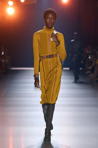 Look 16